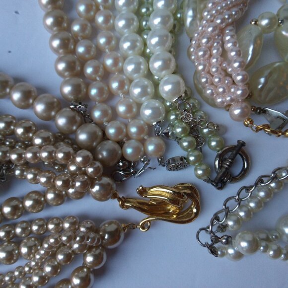 Lot 13 Vintage Faux Pearl Necklaces, Some signed, Gold Plated, Filled - Picture 11 of 11